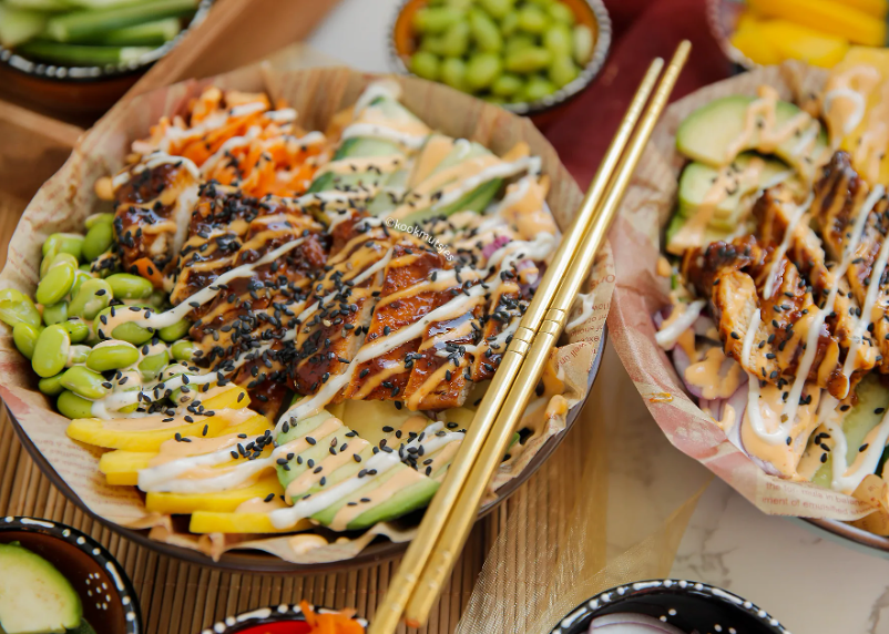 Poké bowl coloré au saumon, avocat et mangue
