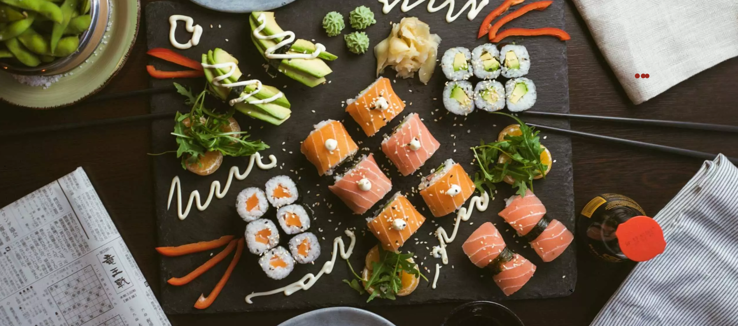 Chef à la découpe dans la cuisine ouverte